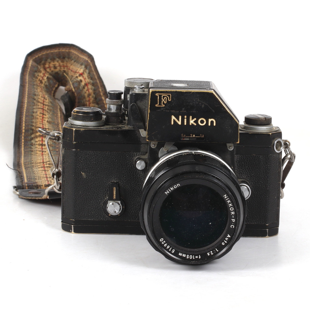NIKON F, med objektiv, Nikkor PC Auto 1:2.5 f=105mm, 516920. 1960-tal.