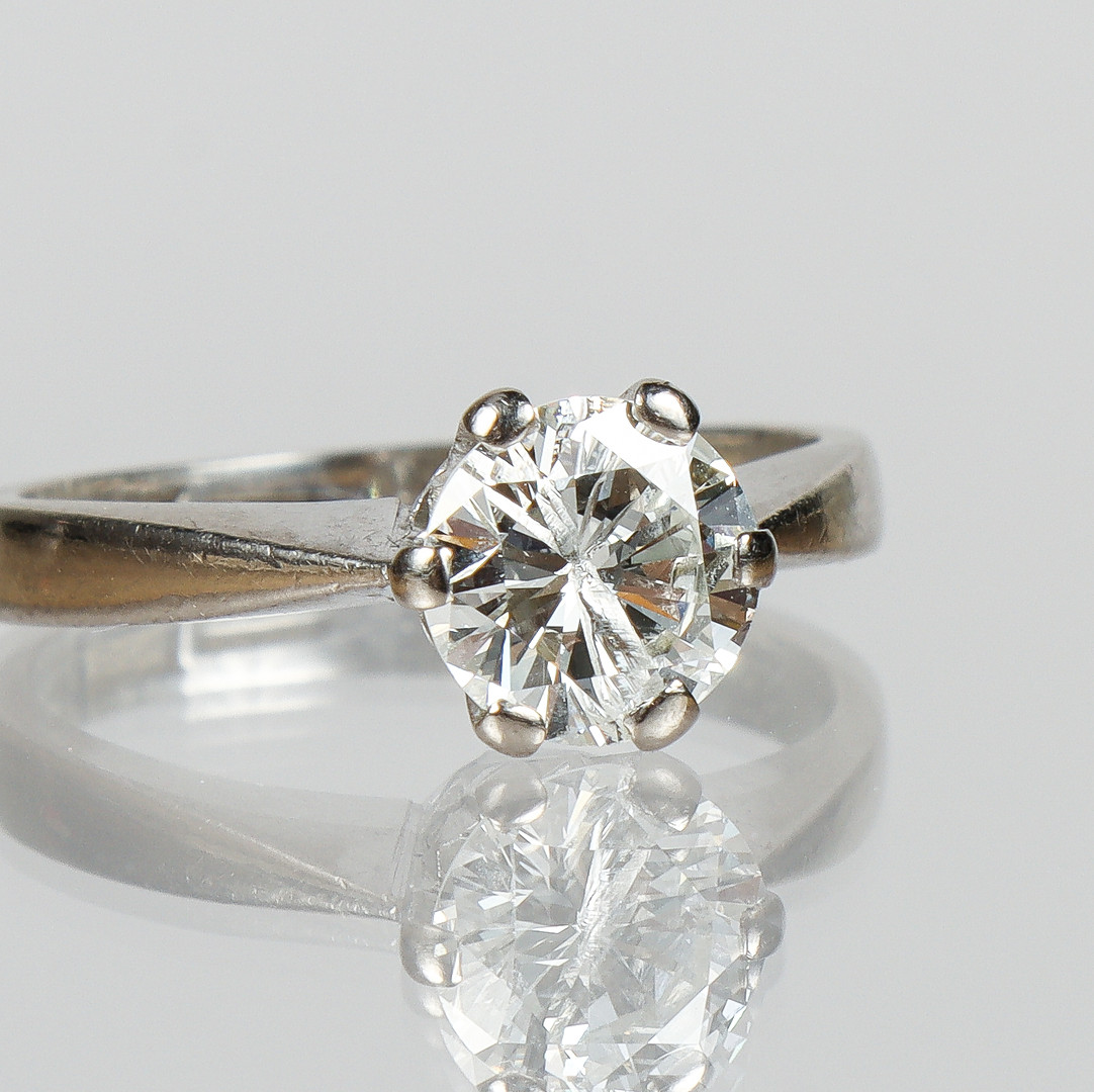 DIAMANTRING, 18k vitguld med briljantslipad diamant på 1,01 ct. W(H)/IF, (Obs! skada på sten), Gulwers AB, Karlstad.