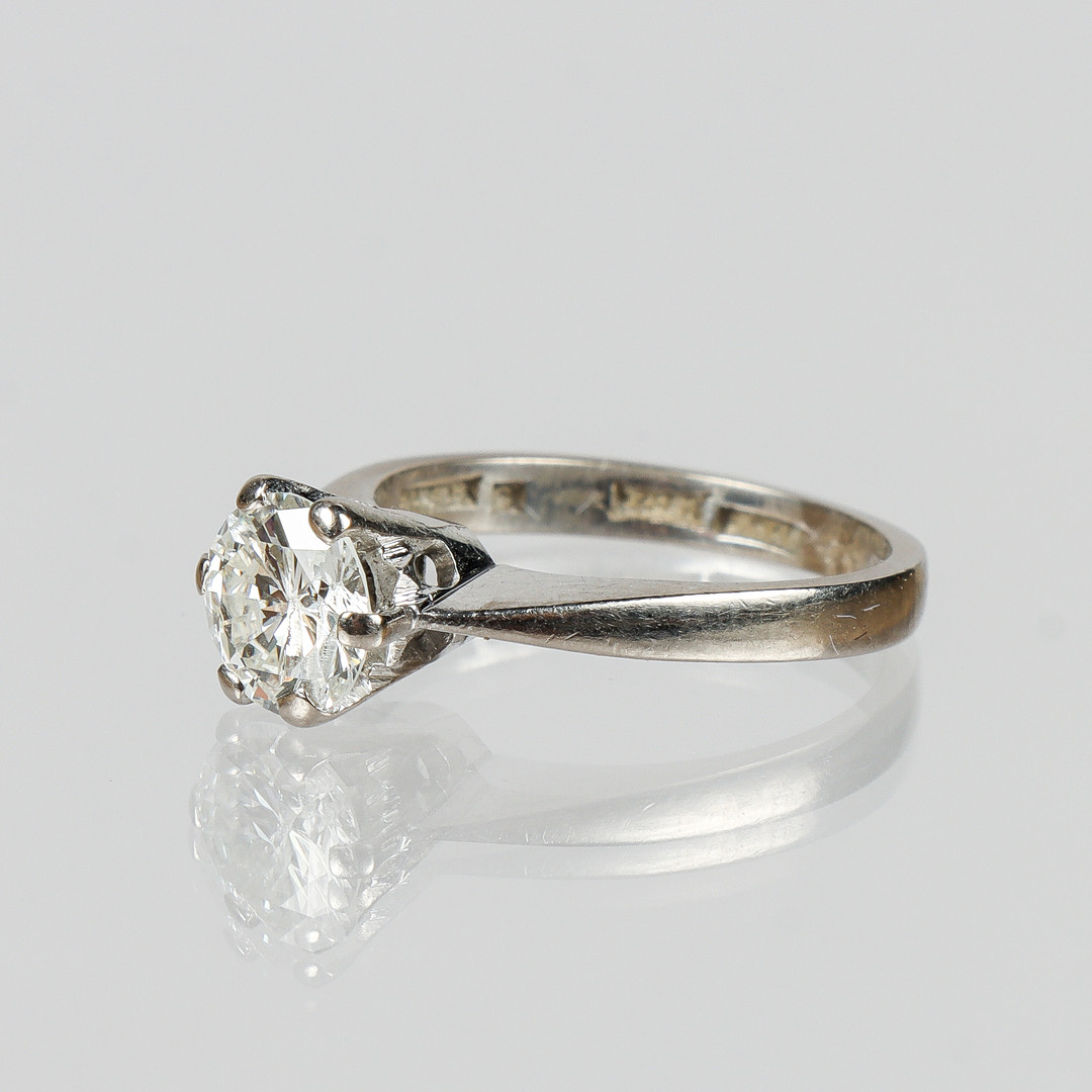 DIAMANTRING, 18k vitguld med briljantslipad diamant på 1,01 ct. W(H)/IF, (Obs! skada på sten), Gulwers AB, Karlstad.