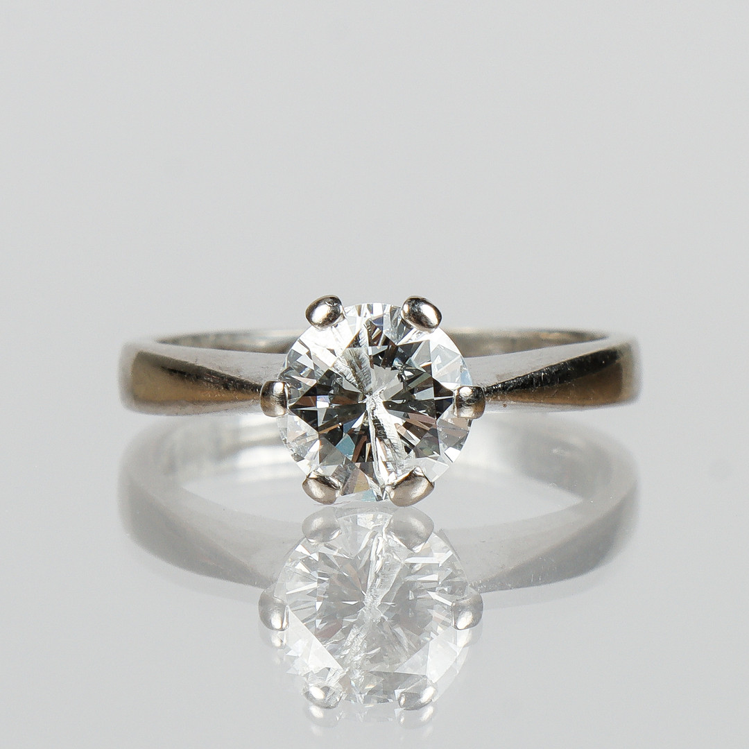 DIAMANTRING, 18k vitguld med briljantslipad diamant på 1,01 ct. W(H)/IF, (Obs! skada på sten), Gulwers AB, Karlstad.