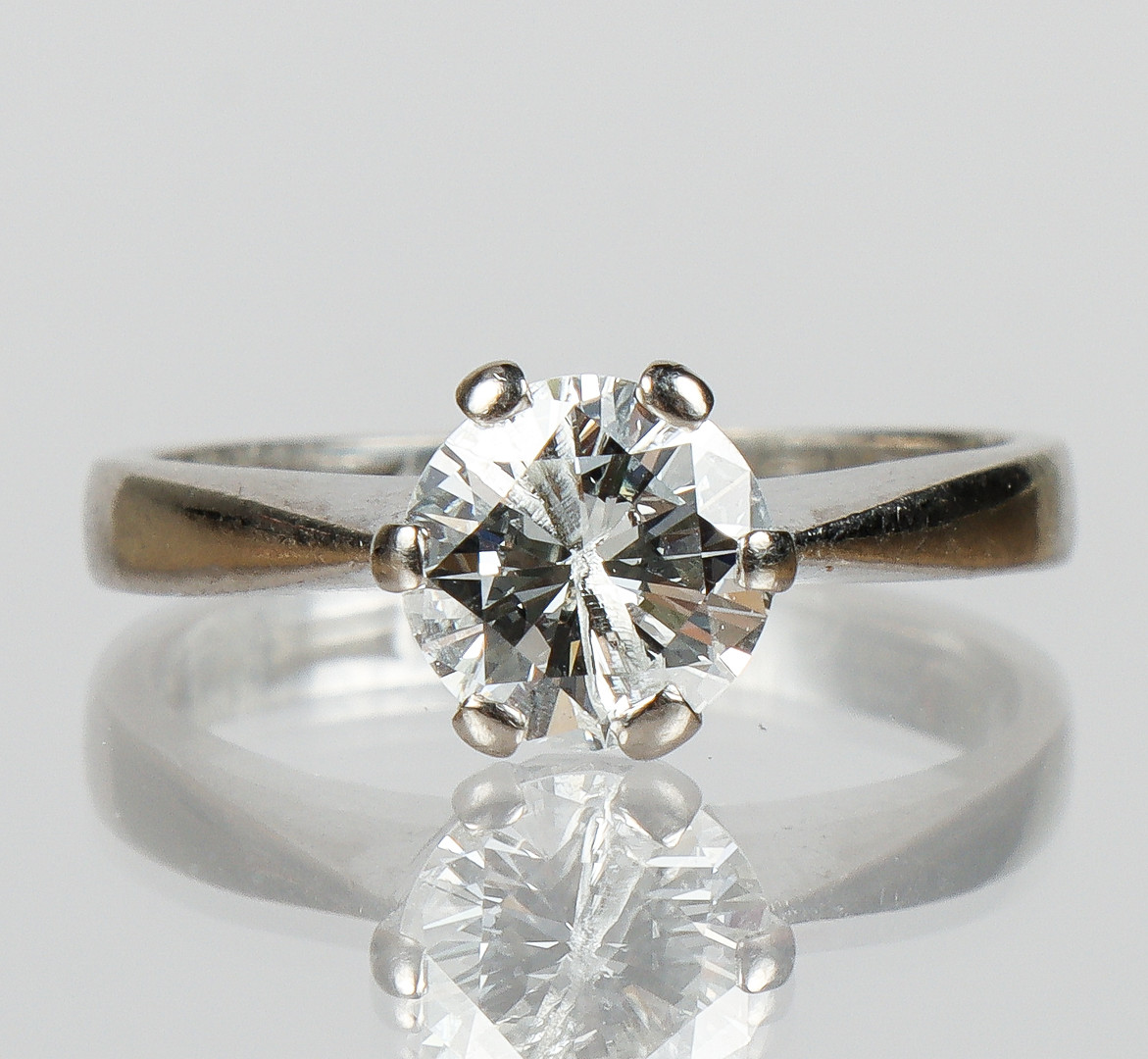 DIAMANTRING, 18k vitguld med briljantslipad diamant på 1,01 ct. W(H)/IF, (Obs! skada på sten), Gulwers AB, Karlstad.