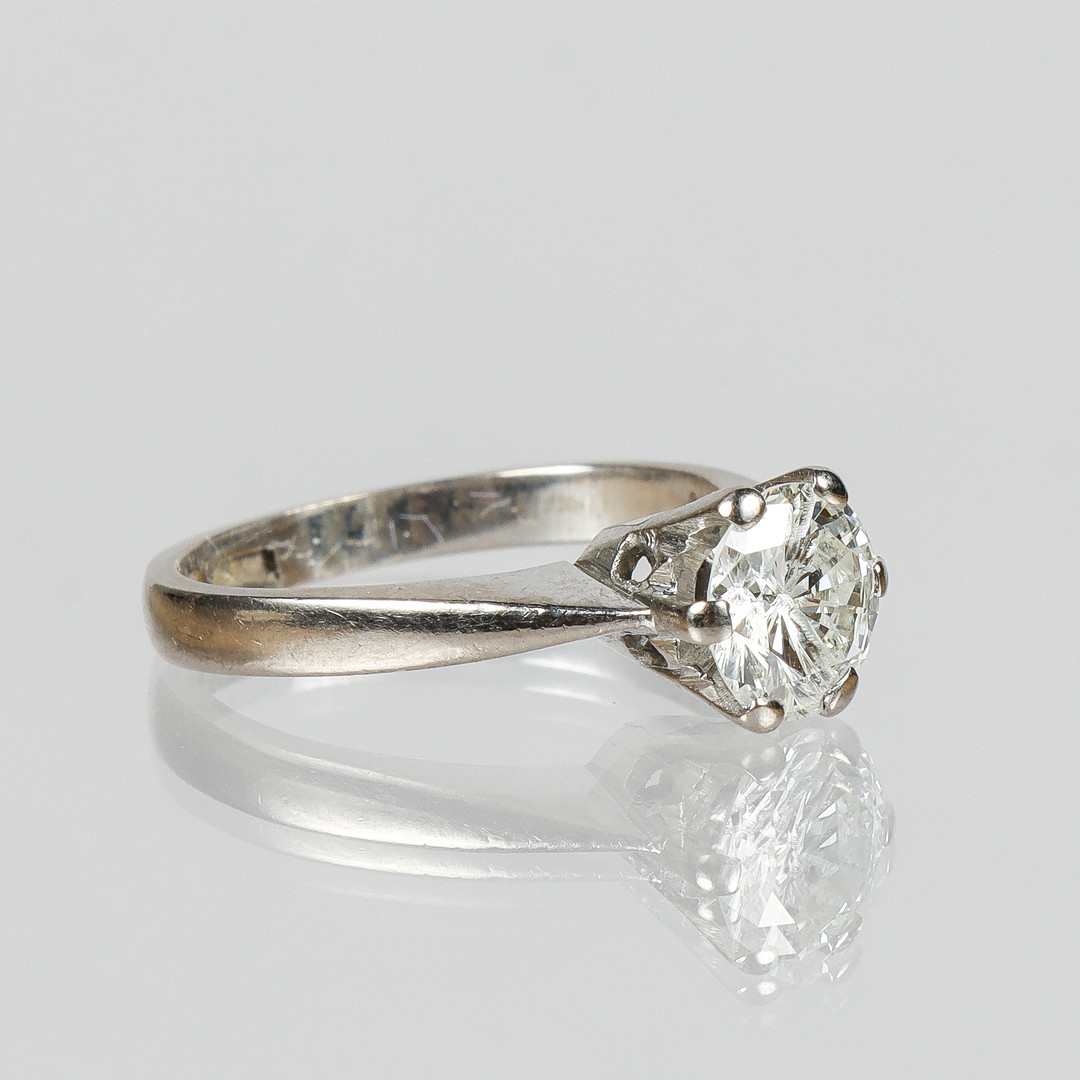 DIAMANTRING, 18k vitguld med briljantslipad diamant på 1,01 ct. W(H)/IF, (Obs! skada på sten), Gulwers AB, Karlstad.