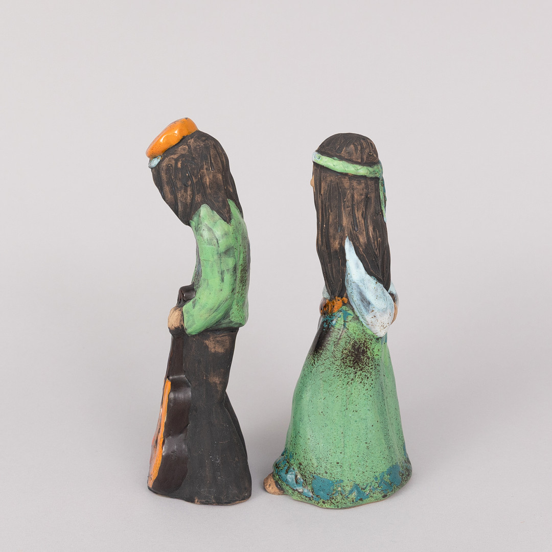 KERSTIN GRÖNVALL (FINLAND/SVERIGE, FÖDD 1945). Figuriner, glaserat keramik, "Hippies", Tilgmans.