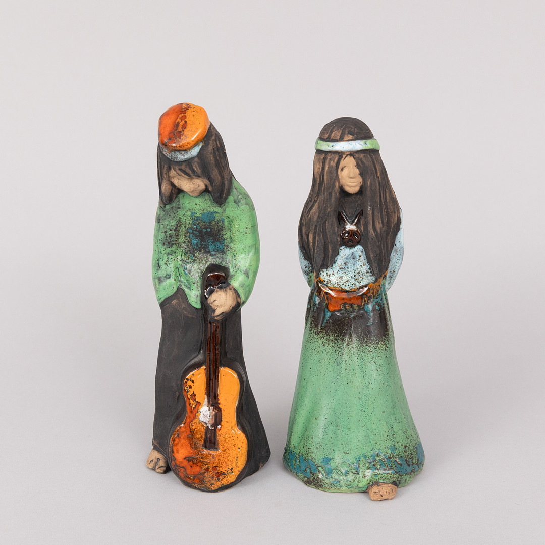 KERSTIN GRÖNVALL (FINLAND/SVERIGE, FÖDD 1945). Figuriner, glaserat keramik, "Hippies", Tilgmans.