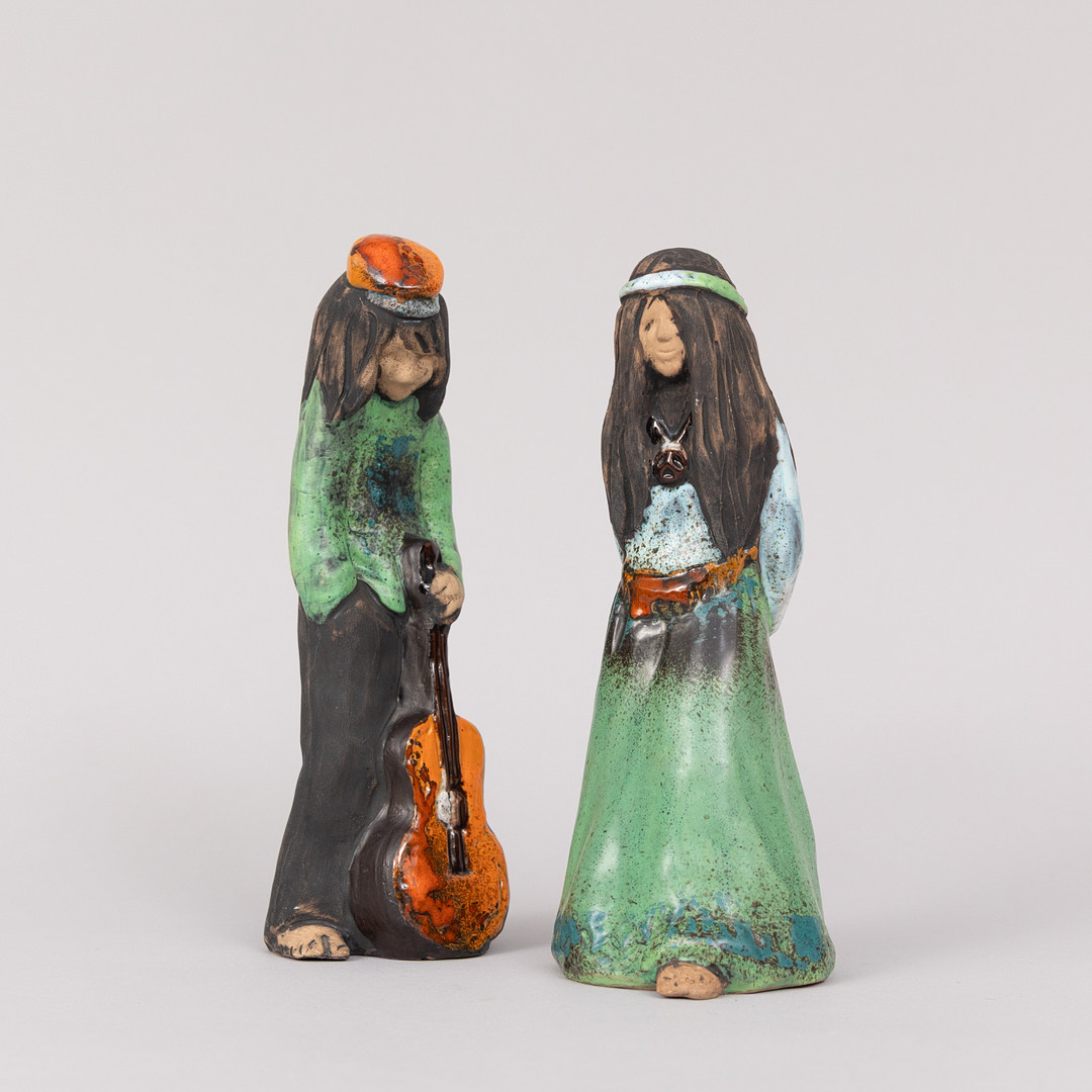 KERSTIN GRÖNVALL (FINLAND/SVERIGE, FÖDD 1945). Figuriner, glaserat keramik, "Hippies", Tilgmans.