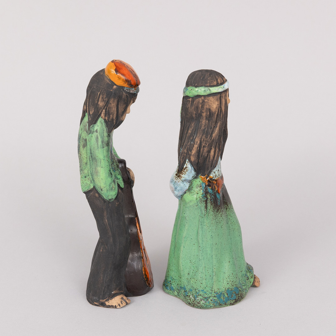 KERSTIN GRÖNVALL (FINLAND/SVERIGE, FÖDD 1945). Figuriner, glaserat keramik, "Hippies", Tilgmans.