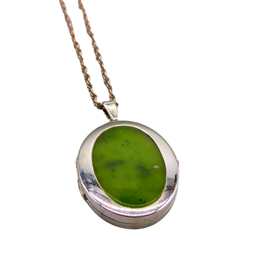 MEDAILLON MIT JADE BESETZT UND 925ER SILBER, GESTEMPELT.