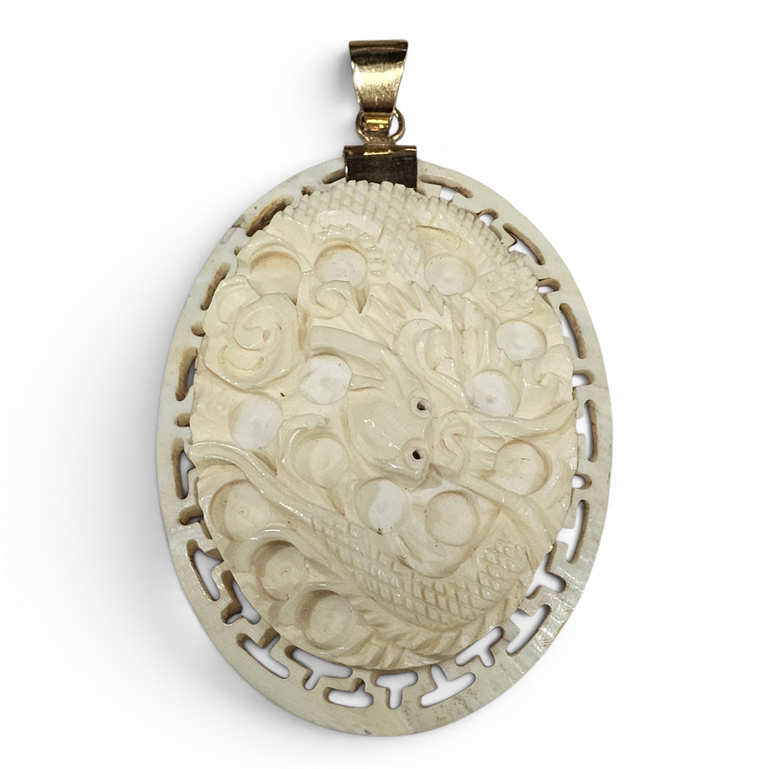 Colgante en hueso tallado con motivo de dragón y oro de 14k.