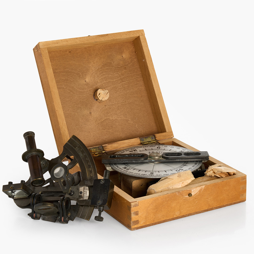 SEXTANT, Kelvi Huges London, PEJLSKIVA A.B Lyth i träbox.
