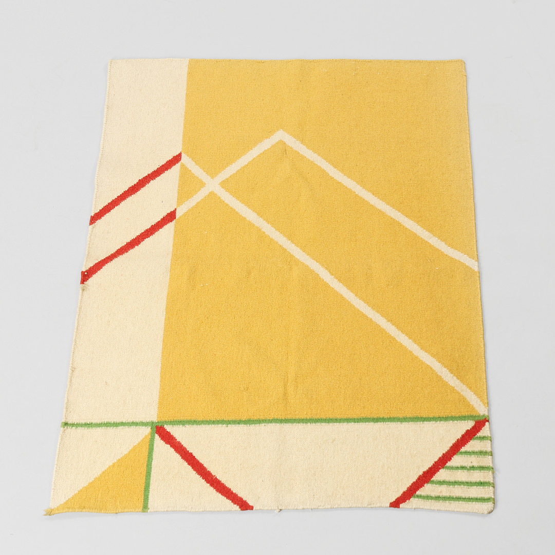 Vævet tæppe af uld med abstrakt geometisk mønster, 89 x 121 cm, antageligt dansk formgiver, 20/21. årh.