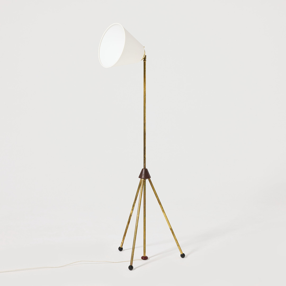 GOLVLAMPA, Sverige, 1950/60-tal, mässing och bakelit, skärmen klädd i vitt tyg.