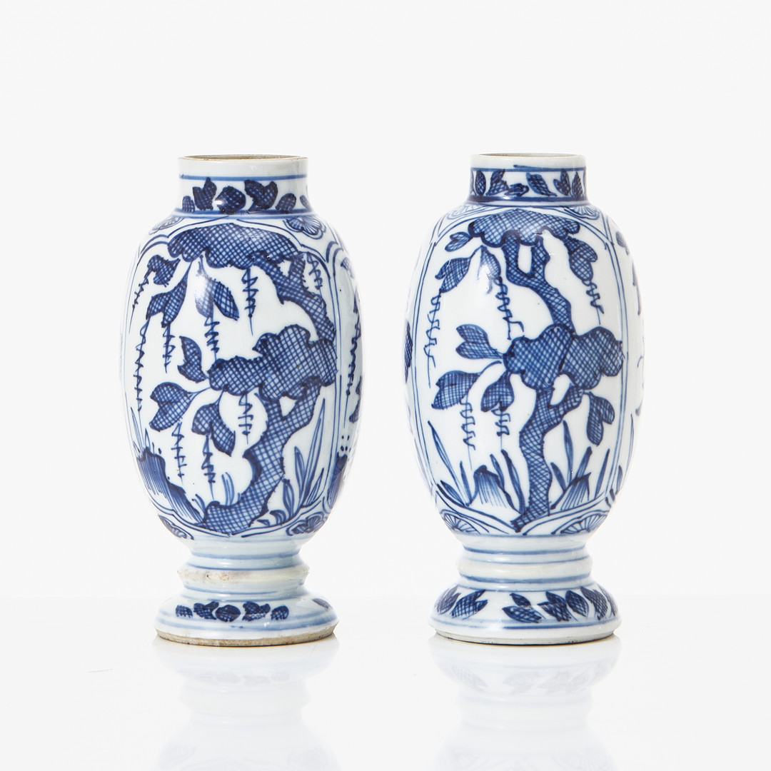 TEDOSOR, ett par, porslin, Kina, Kangxi (1662-1722), stiliserad dekor av träd och växter i blåvit underglasyr.
