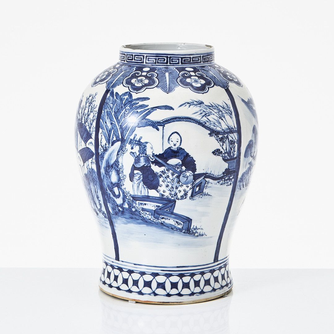 URNA, porslin, Kina, 1800-talets andra hälft, dekor av flodlandskap och musicerande kvinnor i blåvit underglasyr.