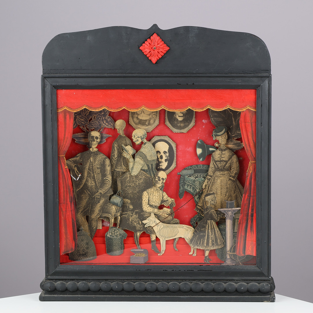 UBEKENDT KUNSTNER. "Il solito mortorio", komposition med udklipsfigurer, mixed media i montre, Italien.