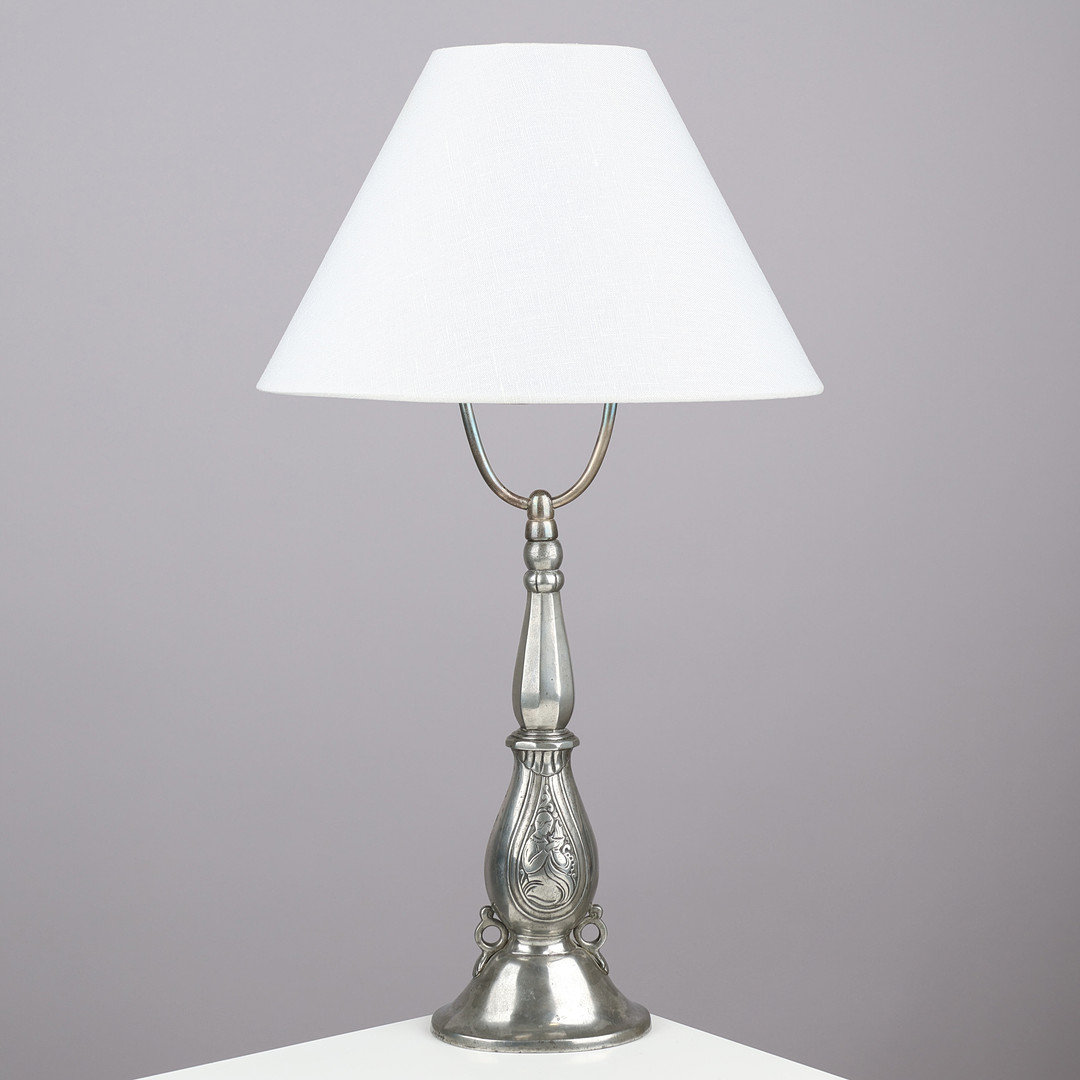 JUST ANDERSEN. Bordlampe af tin på oval fod, dekoreret med siddende kvinder, Danmark, 1918-1929.