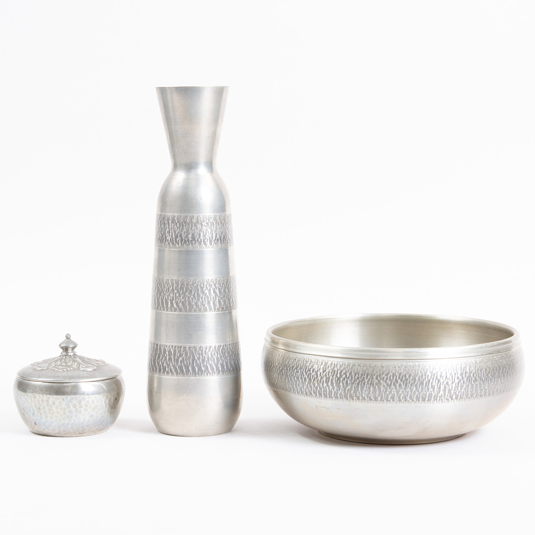 Samling Art Deco pewter tin: Skål, vase og skål med låg. Danmark og Norge (3).
