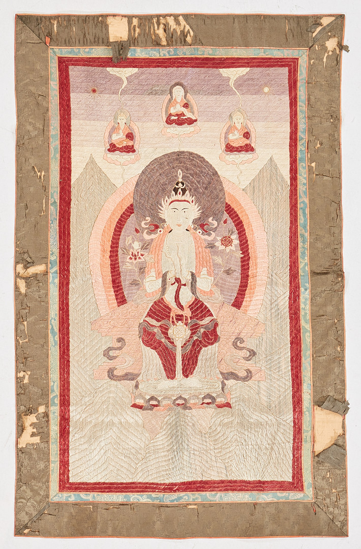 THANGKA, sidenbroderi med metalltråd, tibeto-kinesisk, 1800-tal, föreställande Maitreya tillsammans med två anhängare och möjligen Tsongkapa.