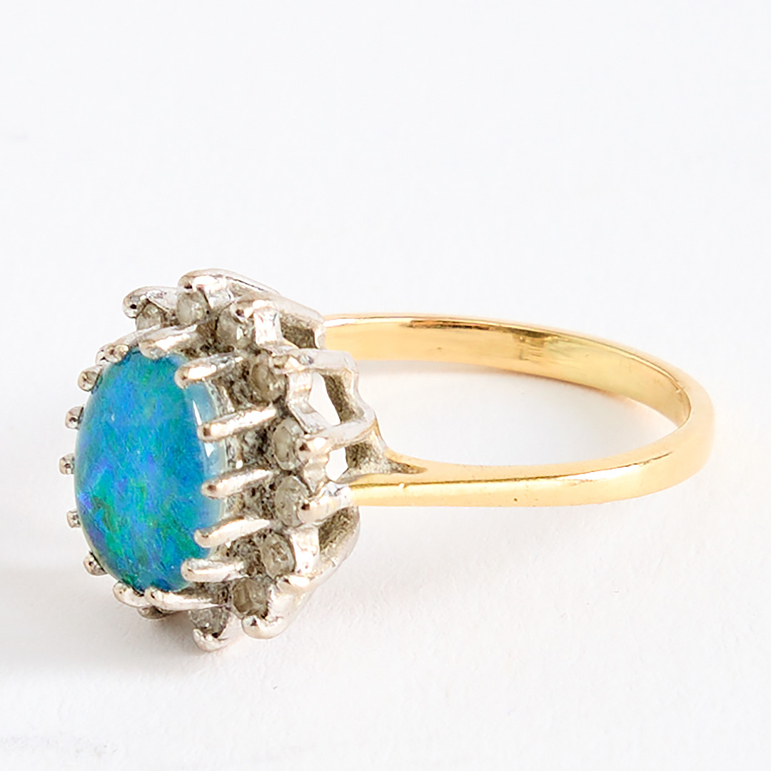 CARMOSÈRING, guld 18K med en opal och vita safirer.