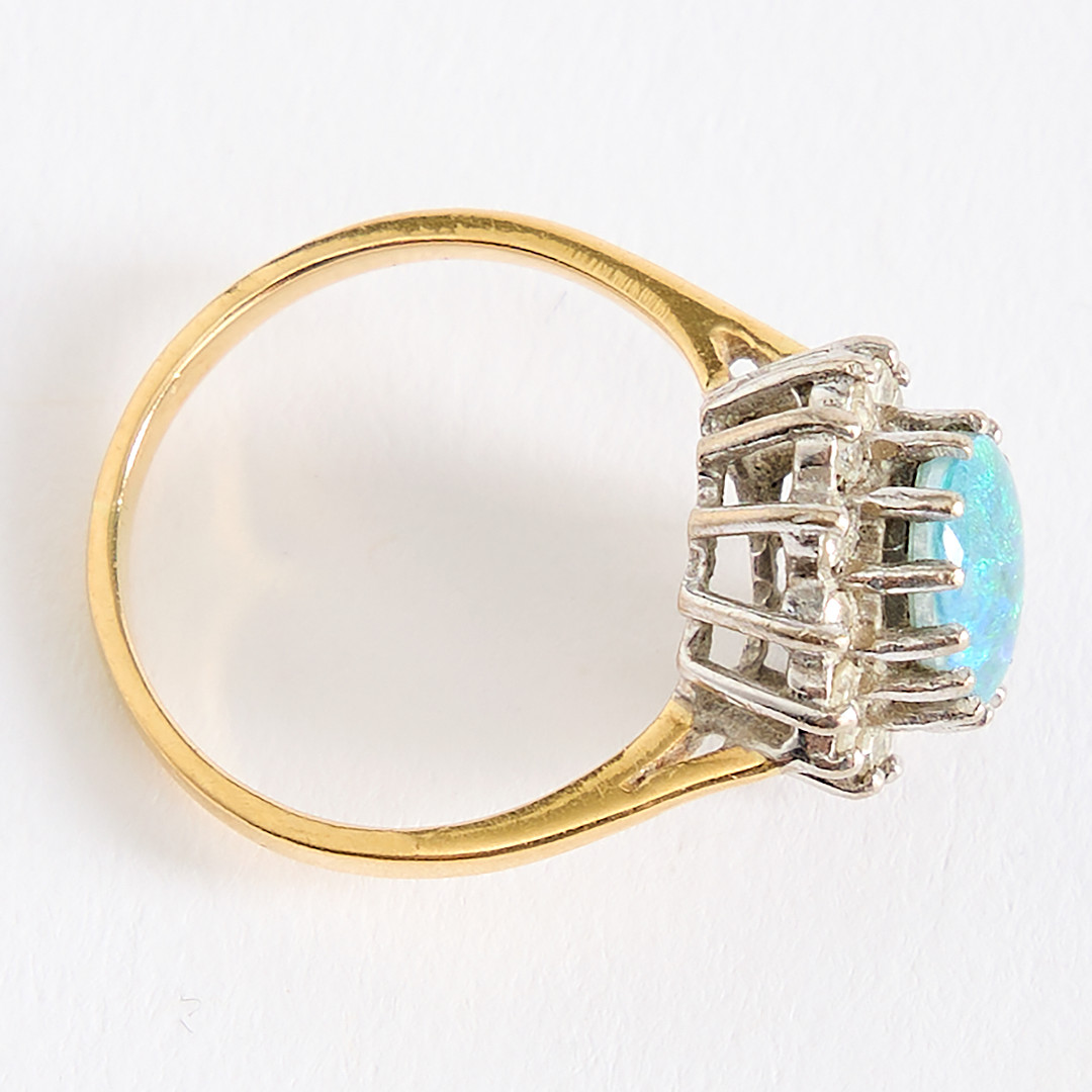 CARMOSÈRING, guld 18K med en opal och vita safirer.