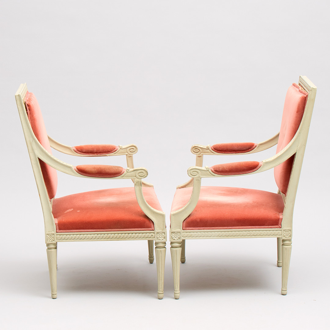 KARMSTOLAR. Ett par, tillskrivna Jacob Malmsten (mästare i Stockholm 1780-88), gustavianska, 1780-tal.