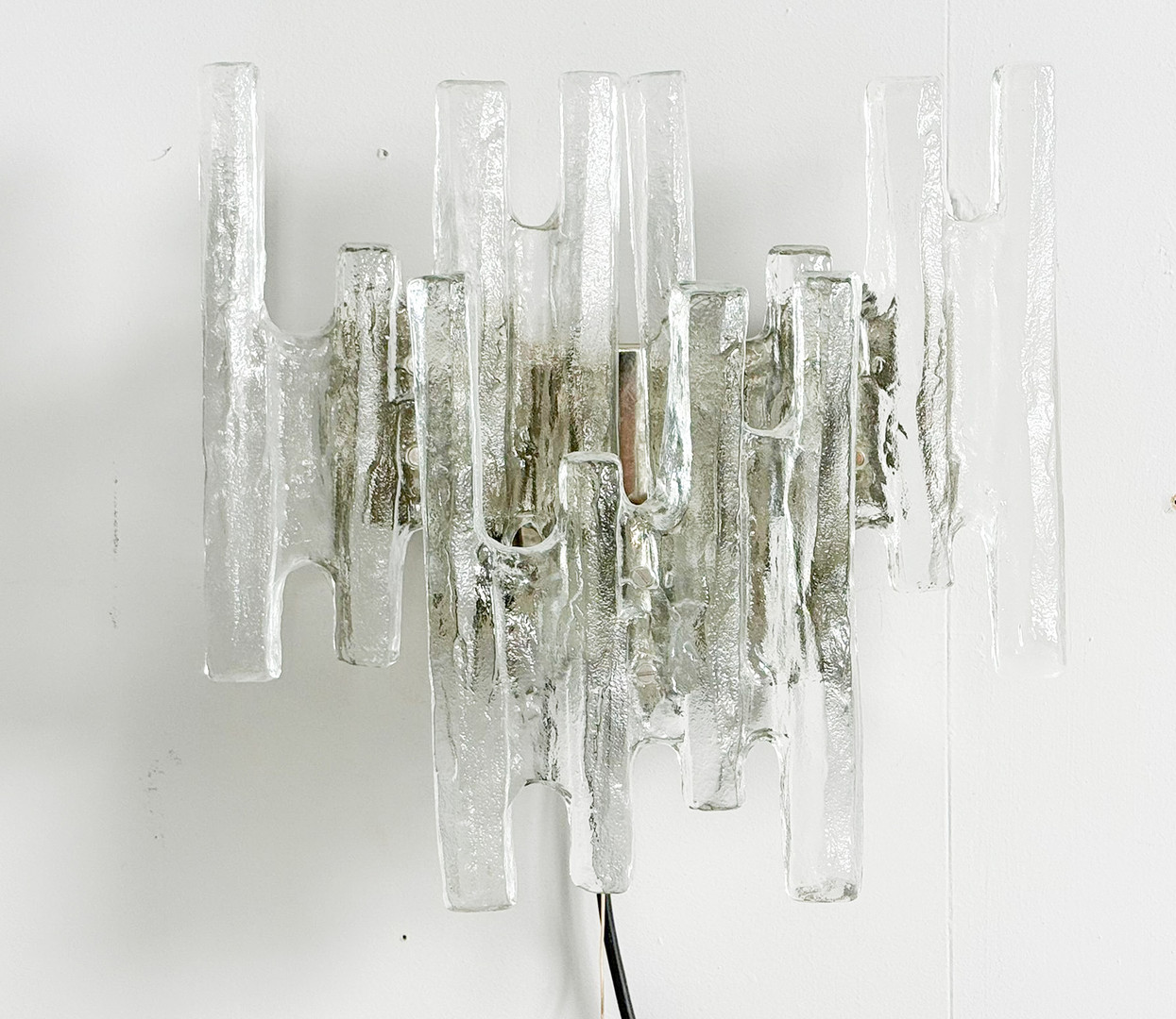 J.T. KALMAR. Große Eisglasleuchte/Wandlampe von J.T. Kalmar für Kalmar Franken, Modell: 'PAN' Österreich, 1960er Jahre.