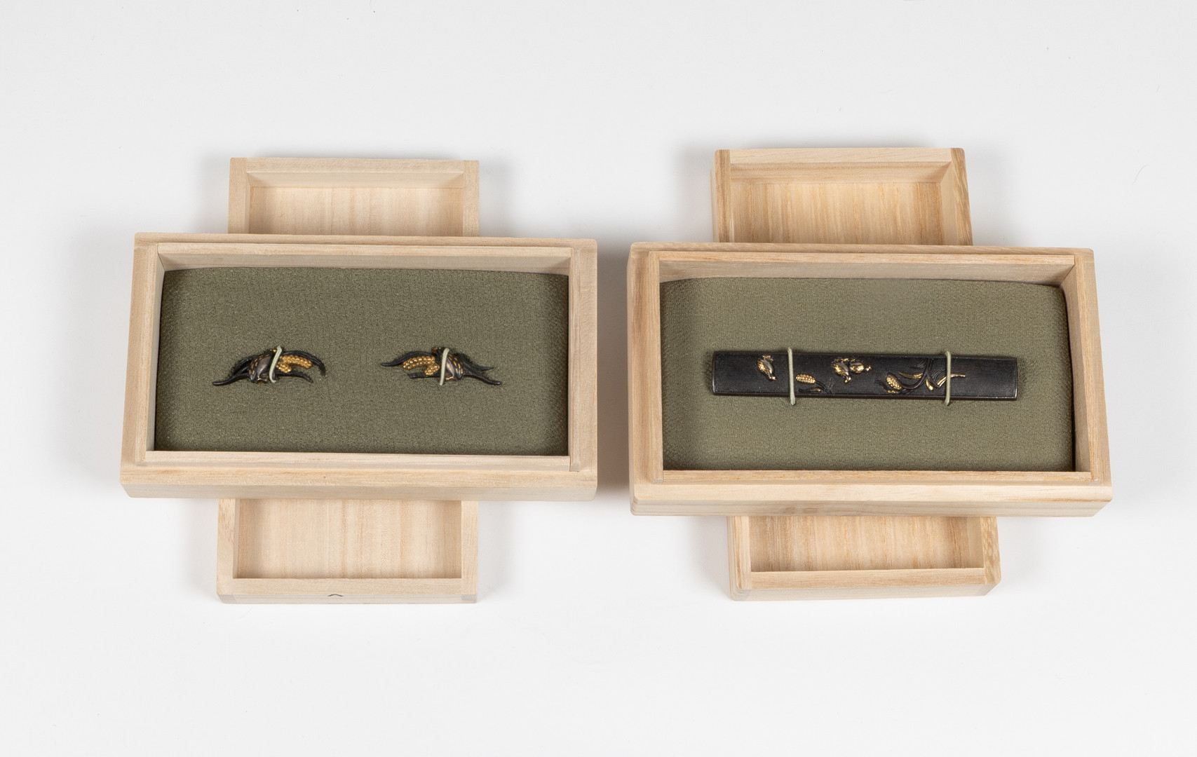Futokoromono; kozuka och menuik, ett par, japanska, dekor av vaktlar och hirskolvar, shakudo med inläggningar i silve roch guld, kodzuka med nanakoji. Edo 1603-1868.