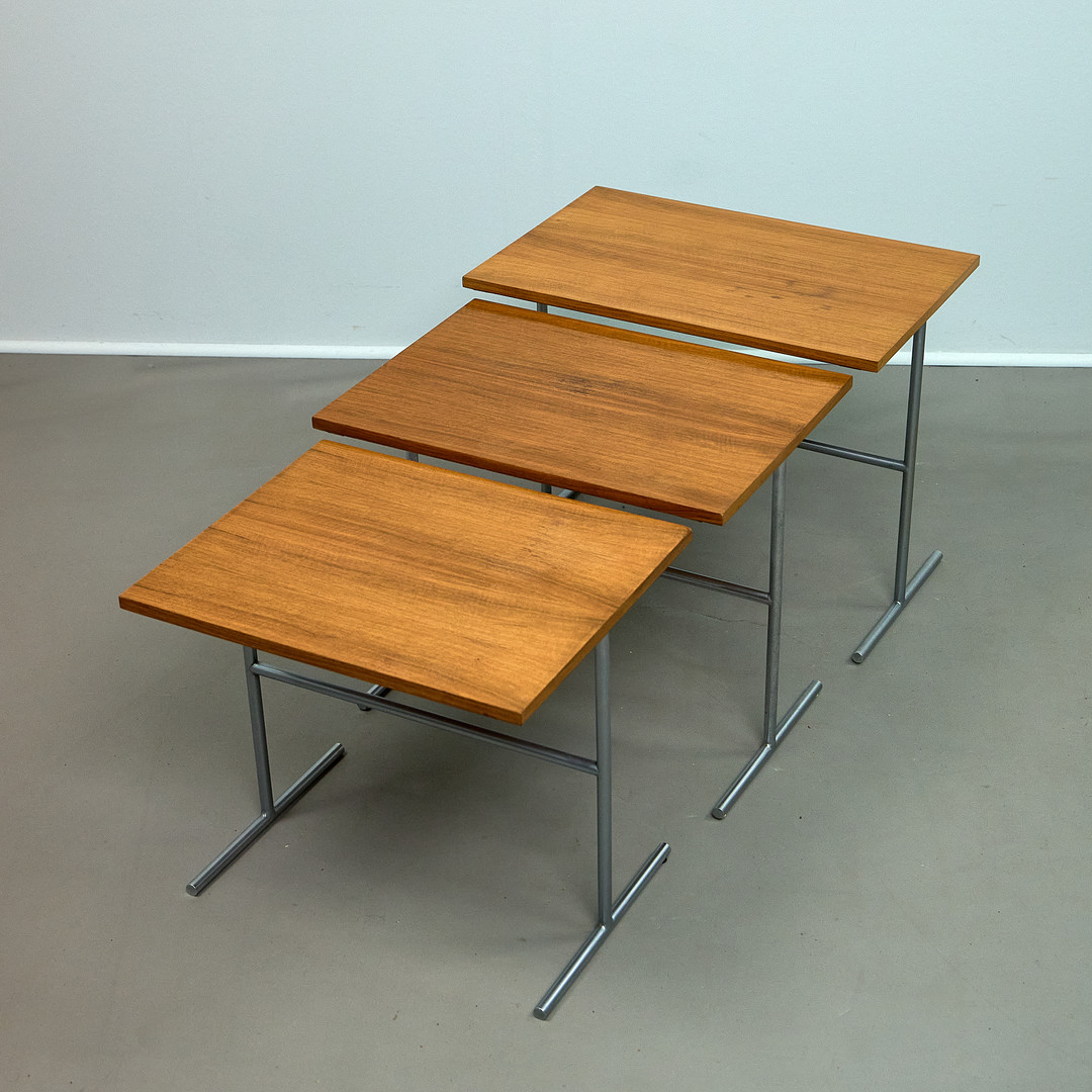 WALTER WIRZ. für Wilhelm Renz, drei Satztische / Beistelltische, Nussbaum, Stahl, 1960er Jahre, Deutschland (3).