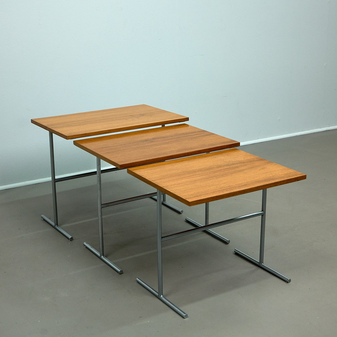 WALTER WIRZ. für Wilhelm Renz, drei Satztische / Beistelltische, Nussbaum, Stahl, 1960er Jahre, Deutschland (3).
