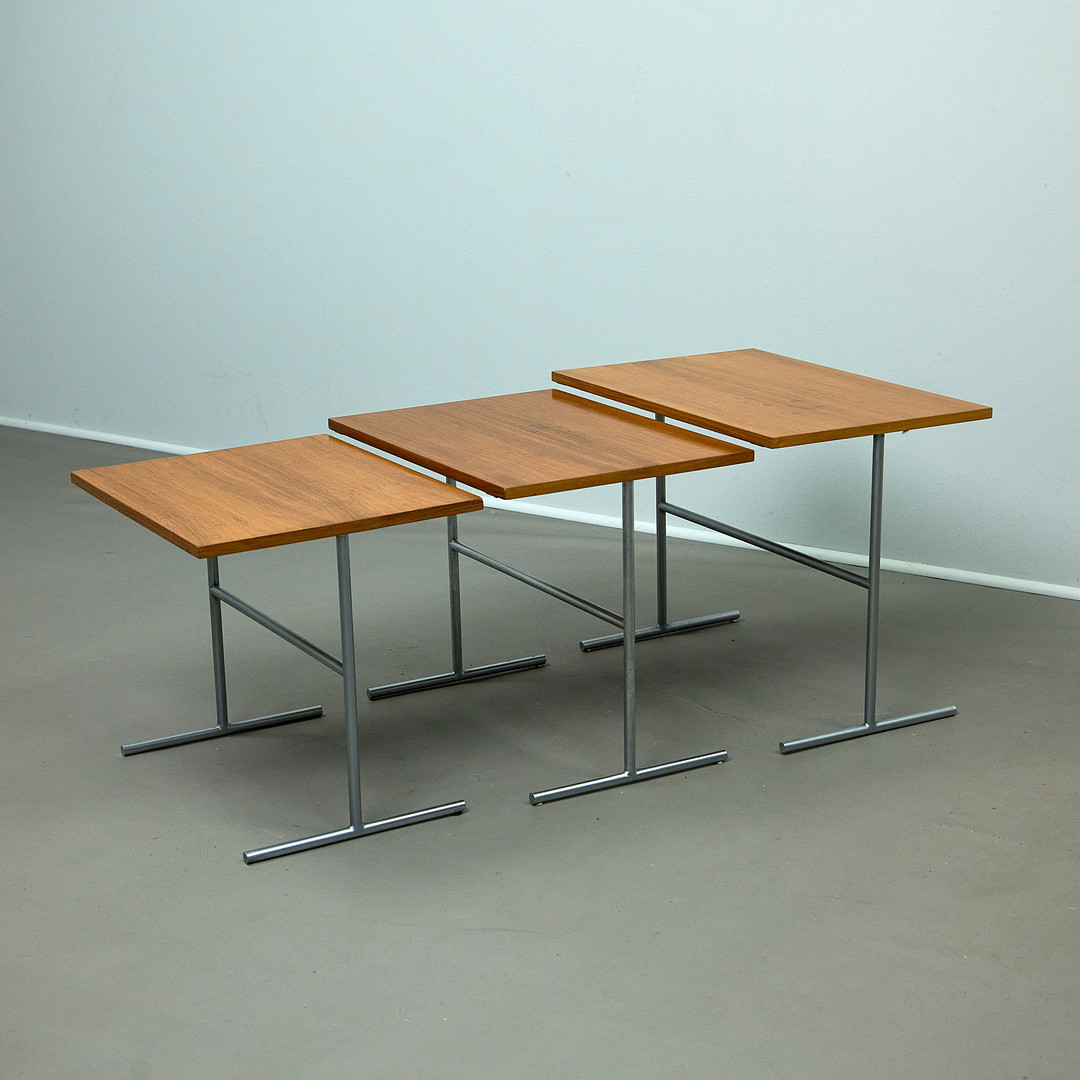 WALTER WIRZ. für Wilhelm Renz, drei Satztische / Beistelltische, Nussbaum, Stahl, 1960er Jahre, Deutschland (3).