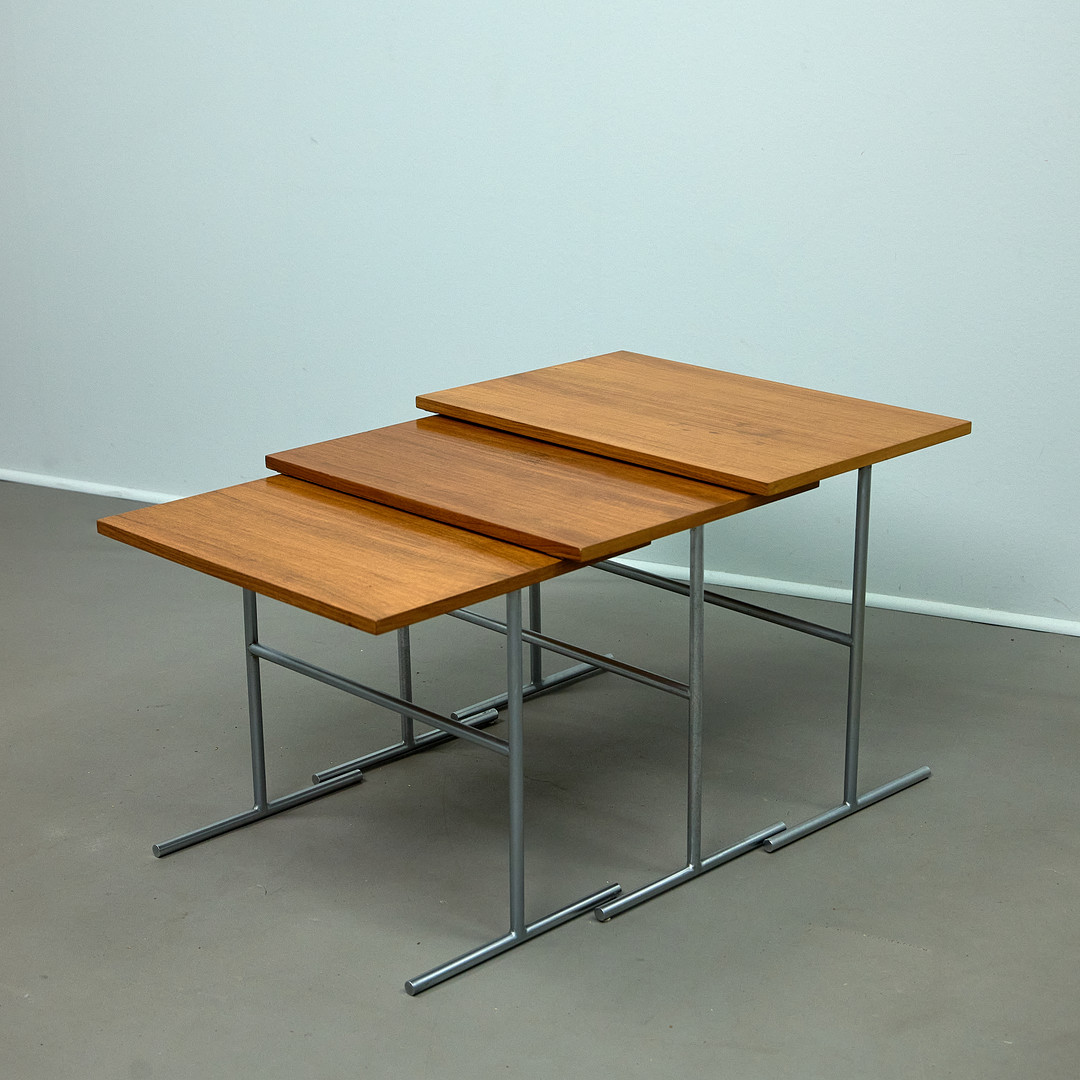 WALTER WIRZ. für Wilhelm Renz, drei Satztische / Beistelltische, Nussbaum, Stahl, 1960er Jahre, Deutschland (3).