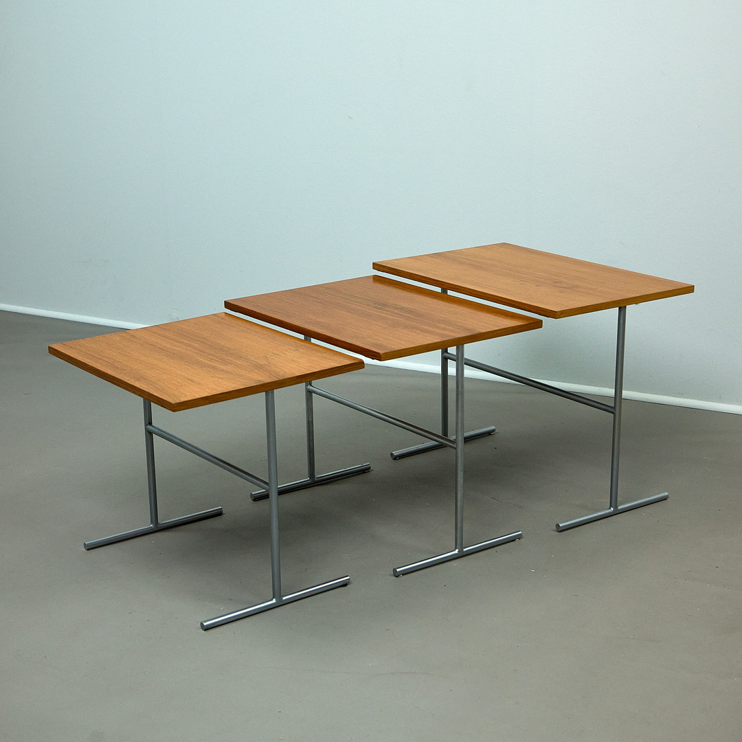 WALTER WIRZ. für Wilhelm Renz, drei Satztische / Beistelltische, Nussbaum, Stahl, 1960er Jahre, Deutschland (3).