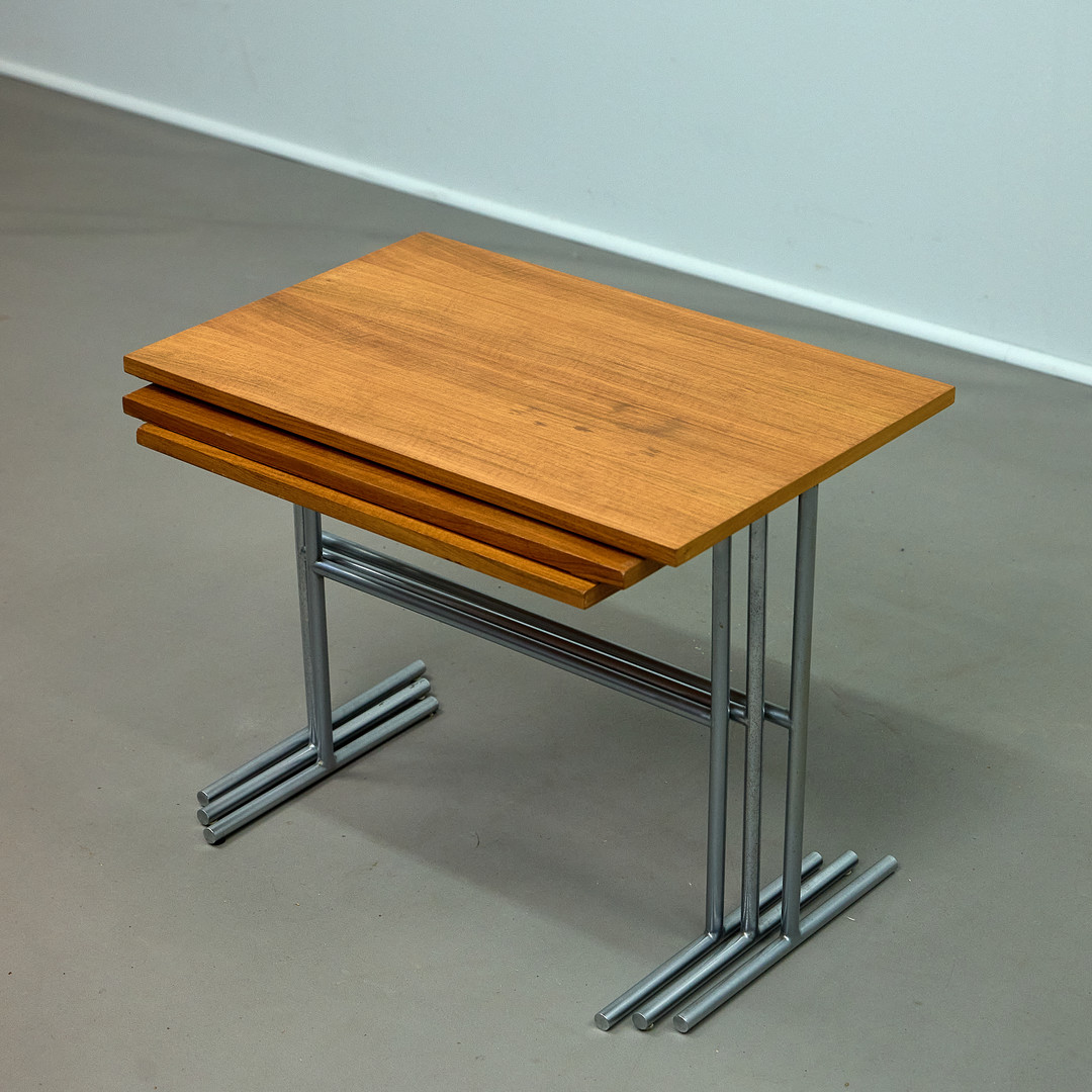 WALTER WIRZ. für Wilhelm Renz, drei Satztische / Beistelltische, Nussbaum, Stahl, 1960er Jahre, Deutschland (3).