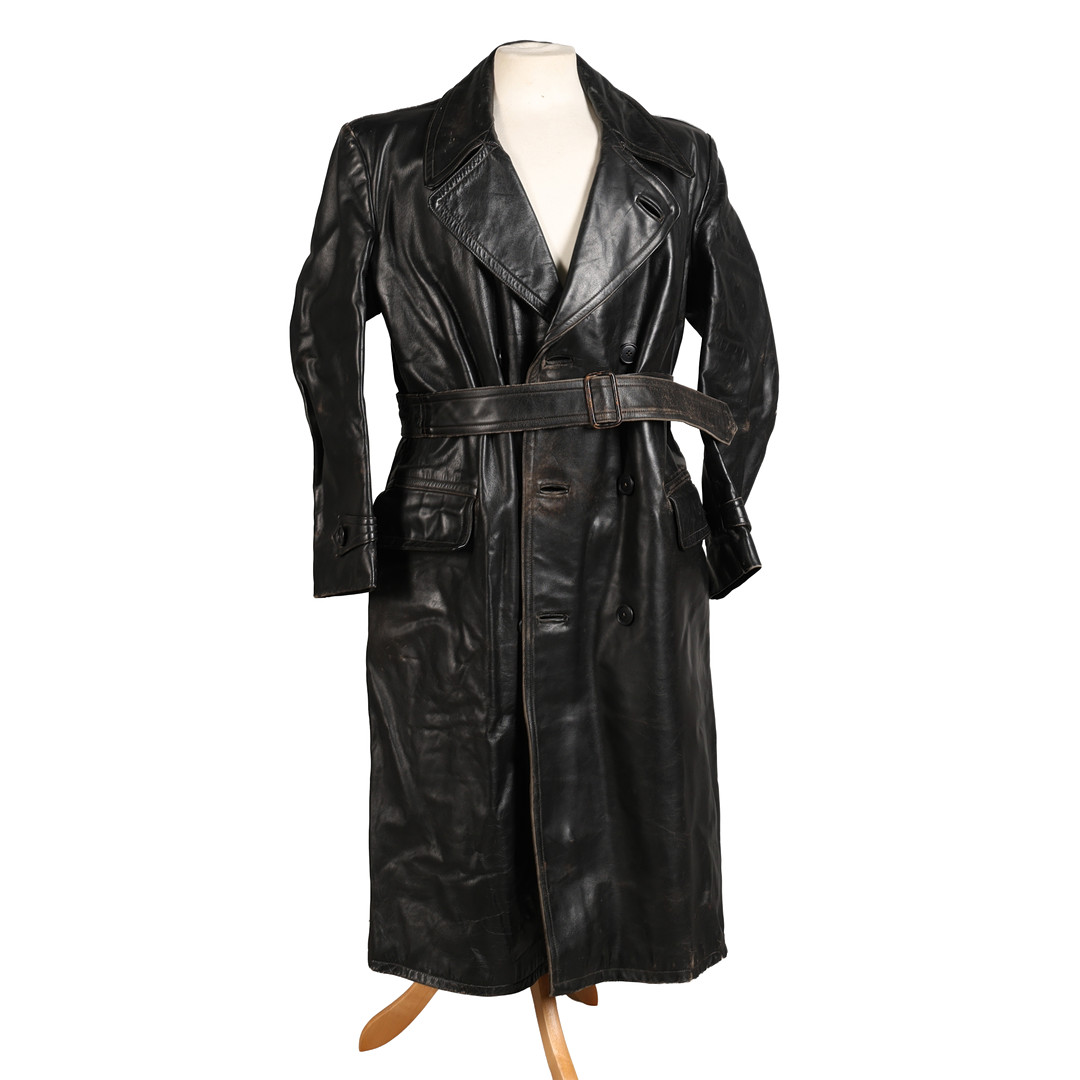 A MID 20TH CENTURY 'WASHINGTON' HORSEHIDE TRENCH COAT.