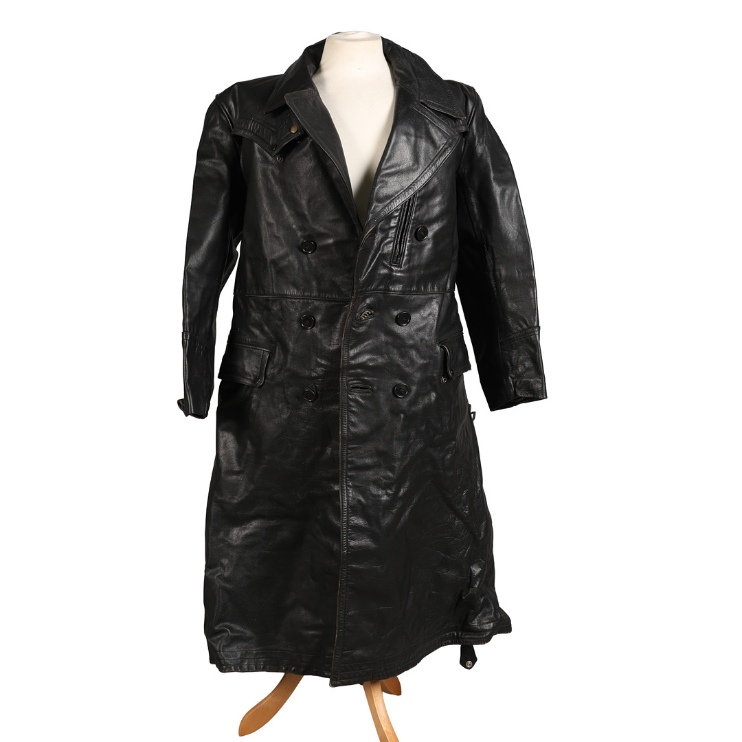 A MID 20TH CENTURY HORSEHIDE TRENCH COAT.