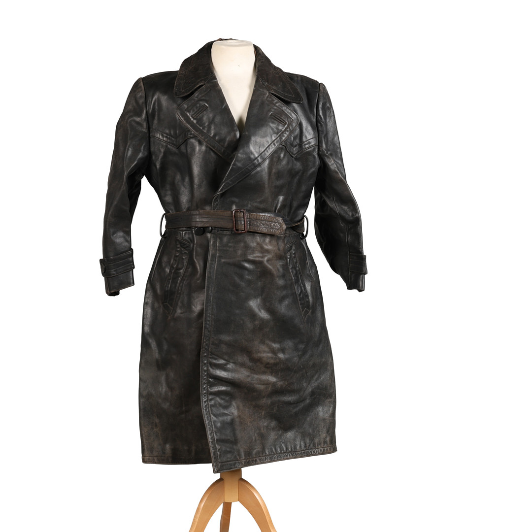 A MID 20TH CENTURY 'HOHENSTEIN' LEATHER TRENCH COAT.