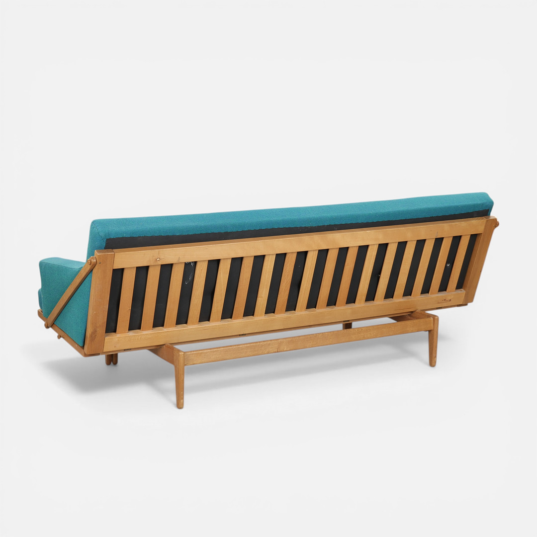 POUL M. VOLTHER (1923-2001). Daybed af egetræ, hynde betrukket med knapsyet uld, Frem Møbelfabrik, Danmark, formgivet 1957.