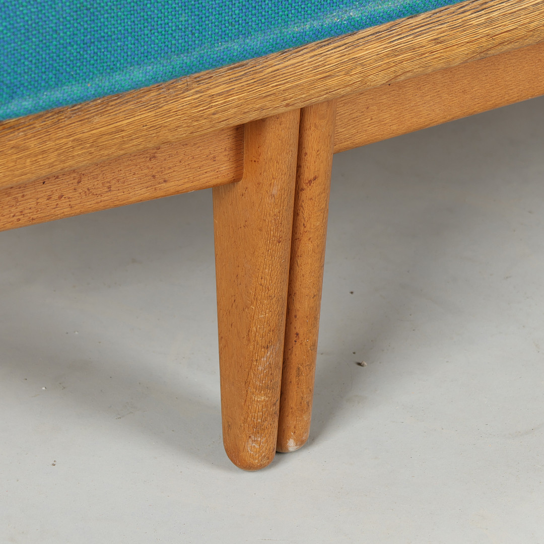 POUL M. VOLTHER (1923-2001). Daybed af egetræ, hynde betrukket med knapsyet uld, Frem Møbelfabrik, Danmark, formgivet 1957.