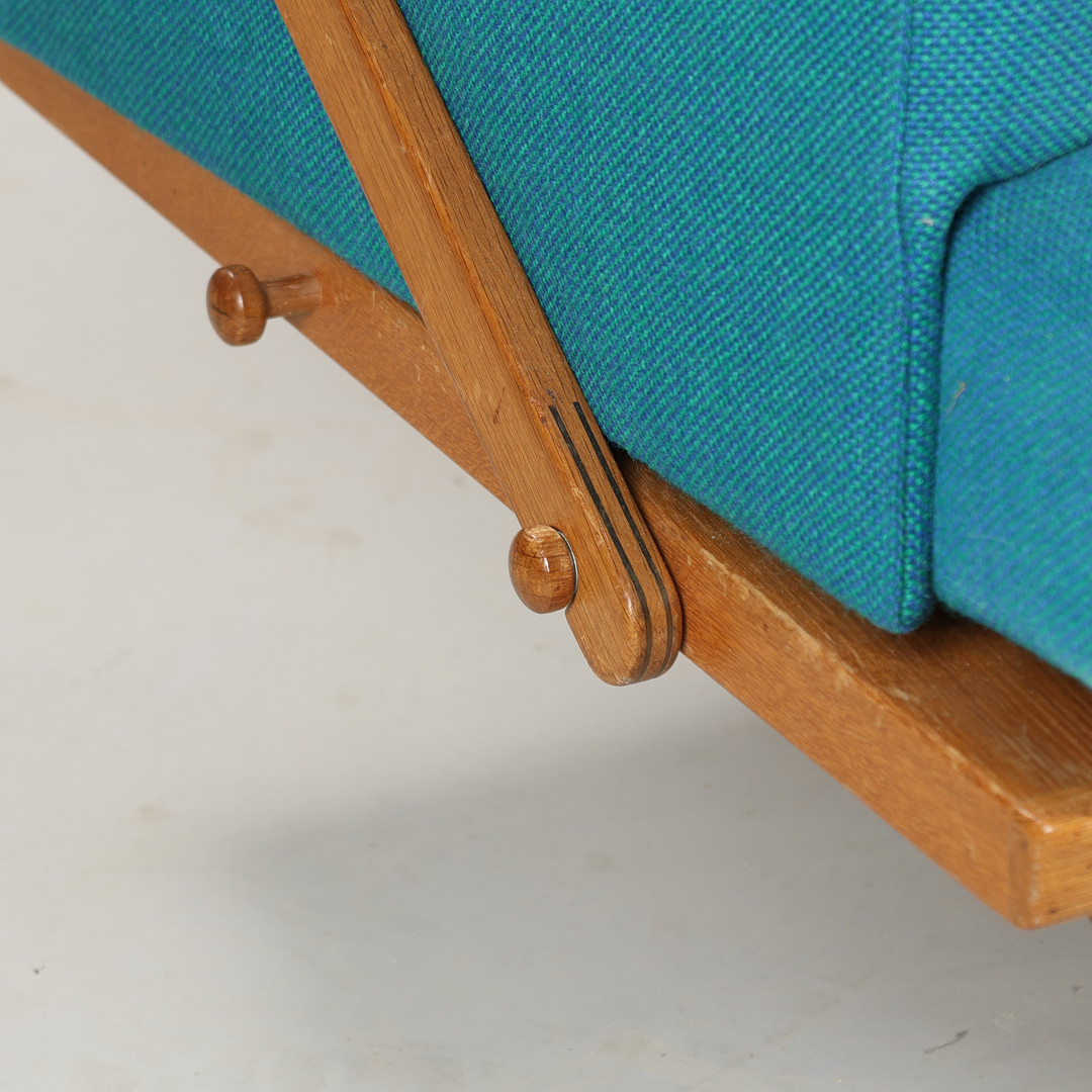 POUL M. VOLTHER (1923-2001). Daybed af egetræ, hynde betrukket med knapsyet uld, Frem Møbelfabrik, Danmark, formgivet 1957.