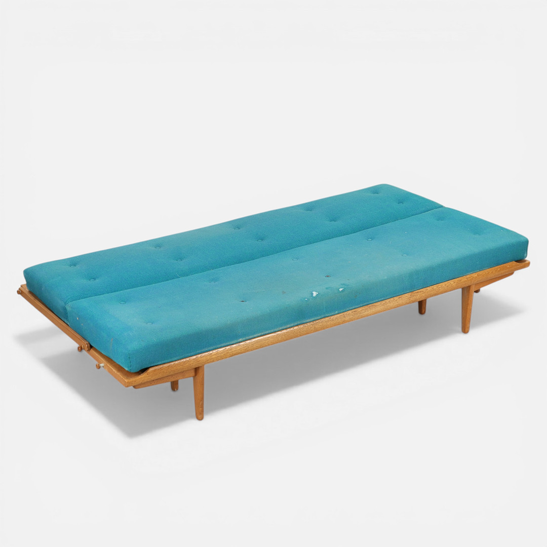 POUL M. VOLTHER (1923-2001). Daybed af egetræ, hynde betrukket med knapsyet uld, Frem Møbelfabrik, Danmark, formgivet 1957.