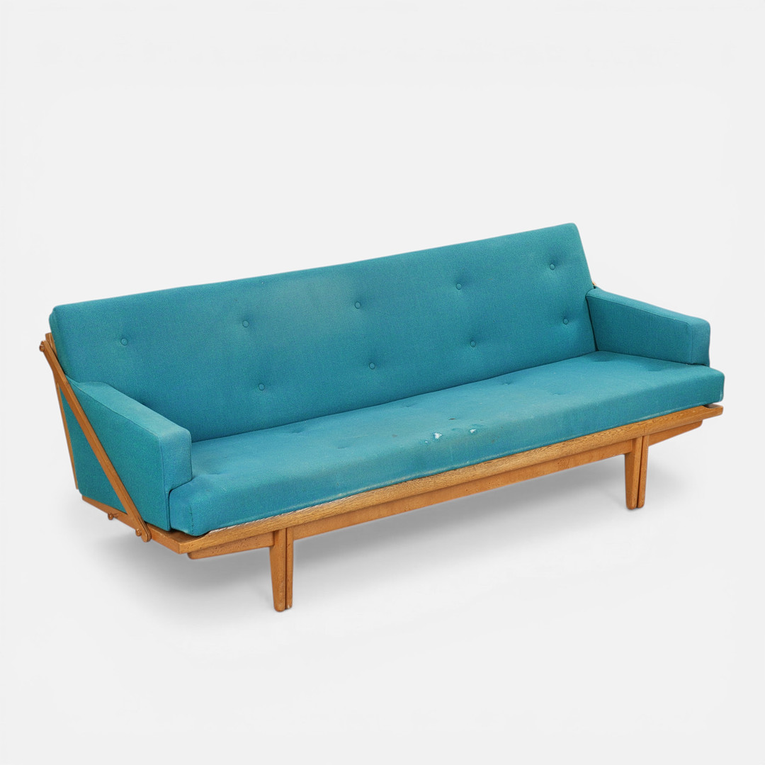 POUL M. VOLTHER (1923-2001). Daybed af egetræ, hynde betrukket med knapsyet uld, Frem Møbelfabrik, Danmark, formgivet 1957.