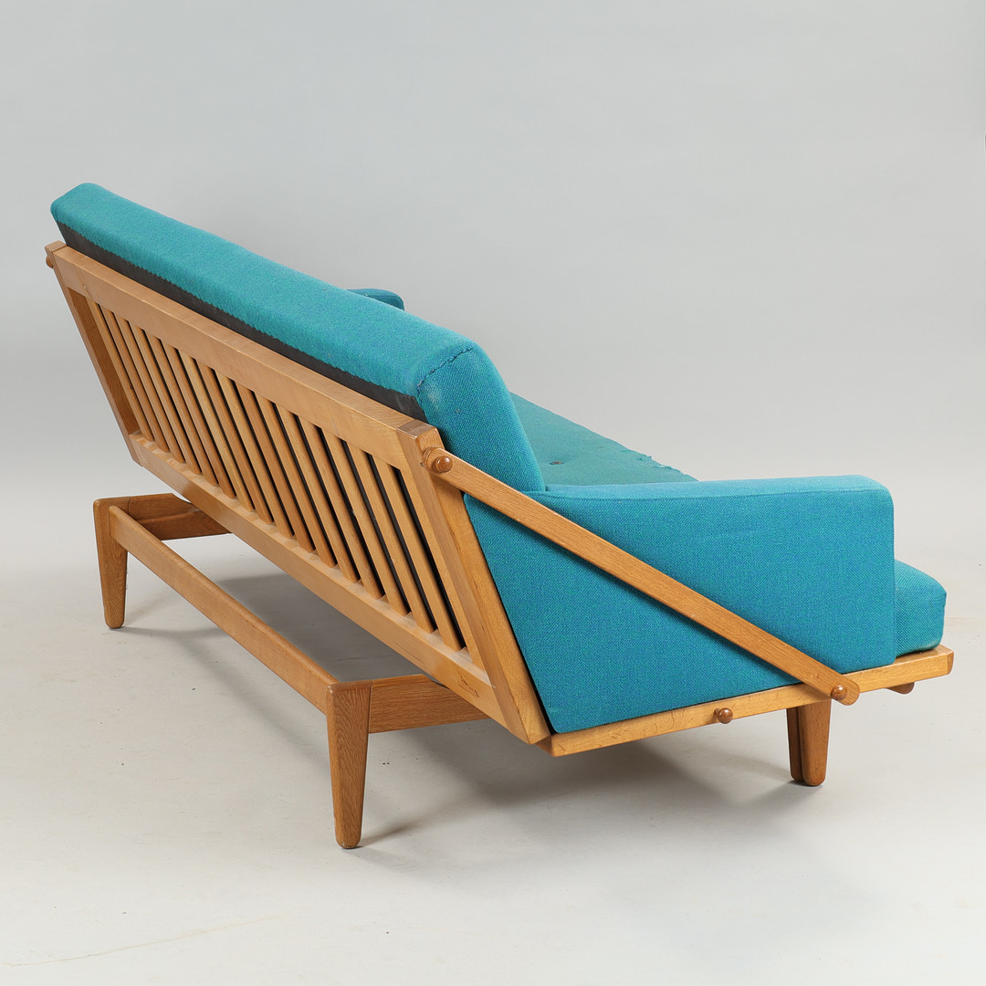 POUL M. VOLTHER (1923-2001). Daybed af egetræ, hynde betrukket med knapsyet uld, Frem Møbelfabrik, Danmark, formgivet 1957.