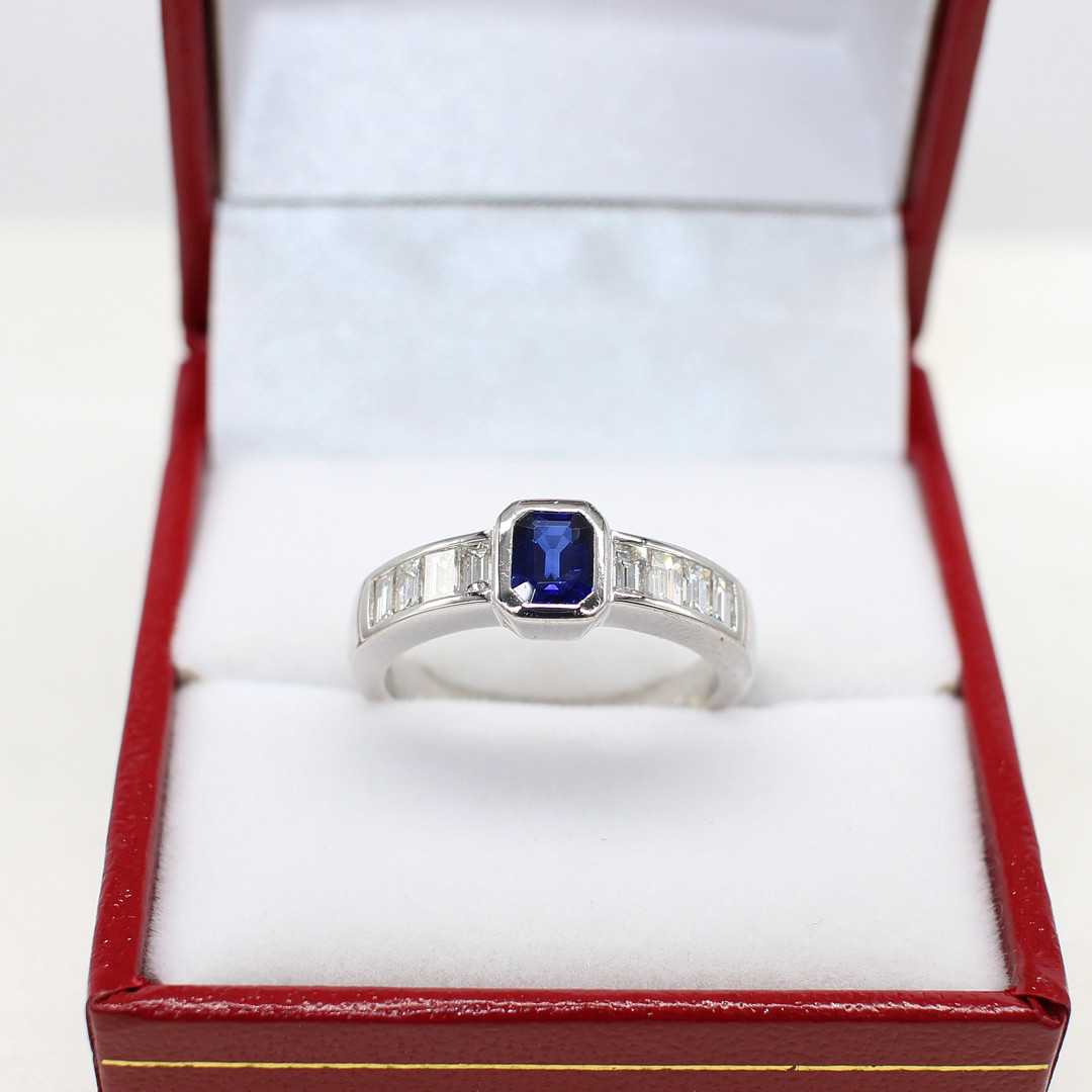SAPPHIRE & DIAMOND RING IN 18K GOLD.