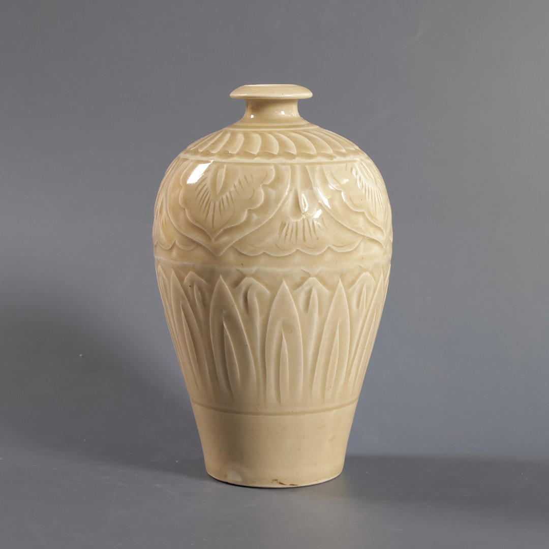 Vase af glaseret stentøj, dekoreret med grøn glasur og motiv i form af bladværk. Kina, 20. årh.