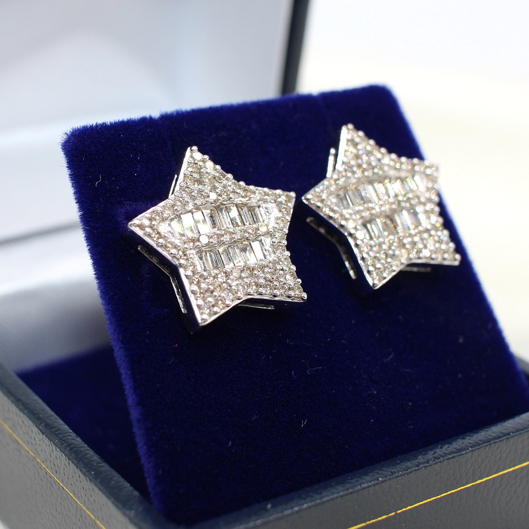 1.04CT DIAMOND STAR EAR STUDS.