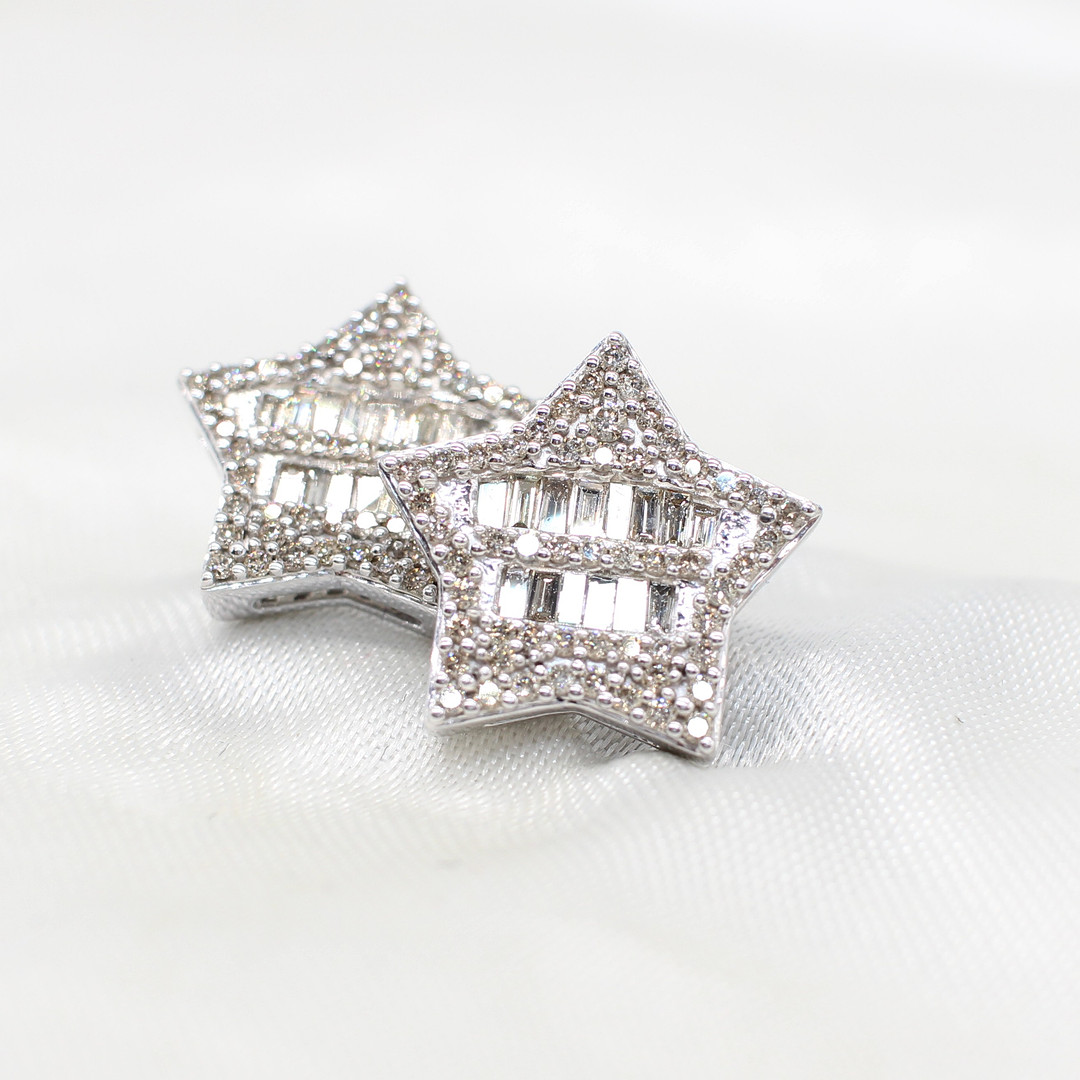 1.04CT DIAMOND STAR EAR STUDS.