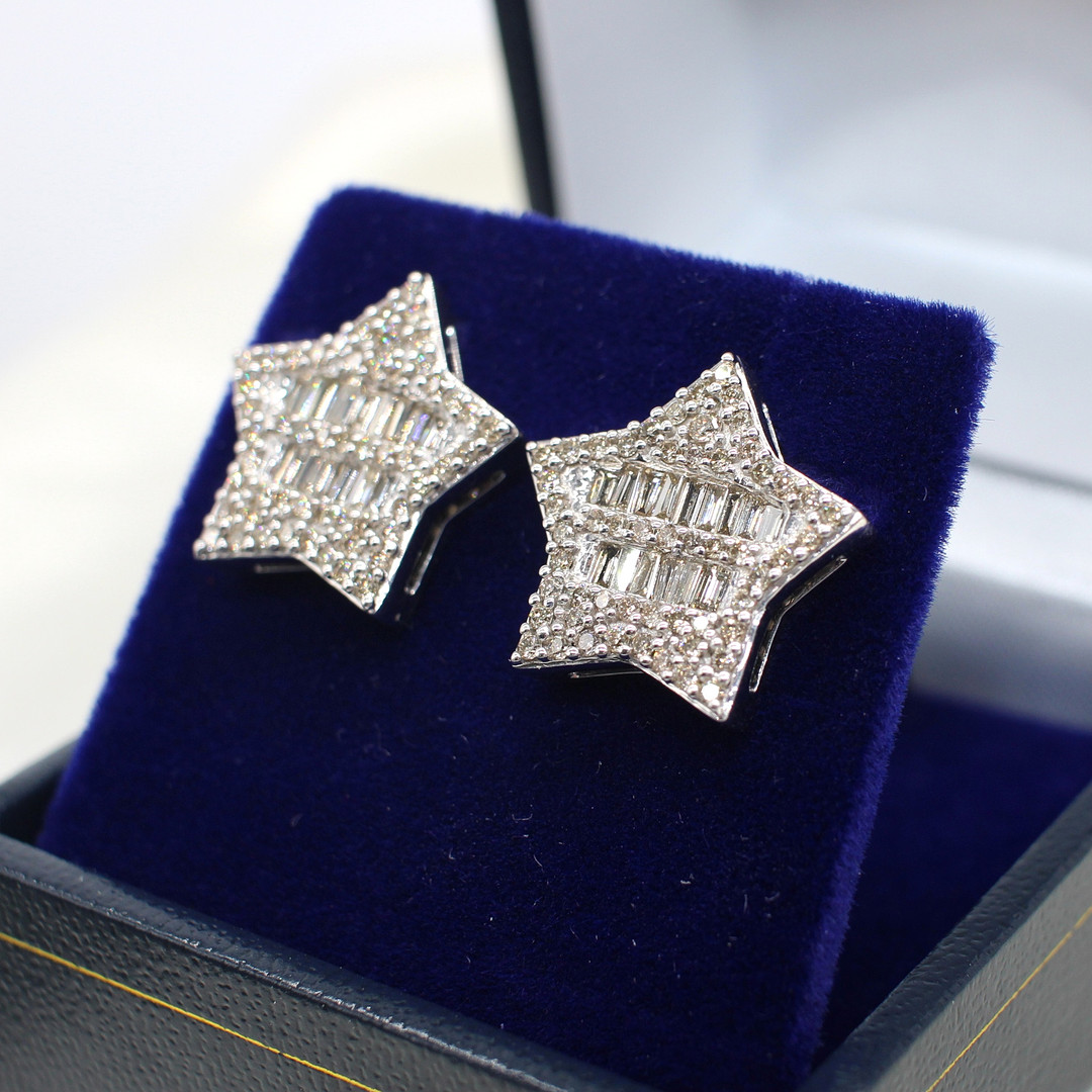 1.04CT DIAMOND STAR EAR STUDS.
