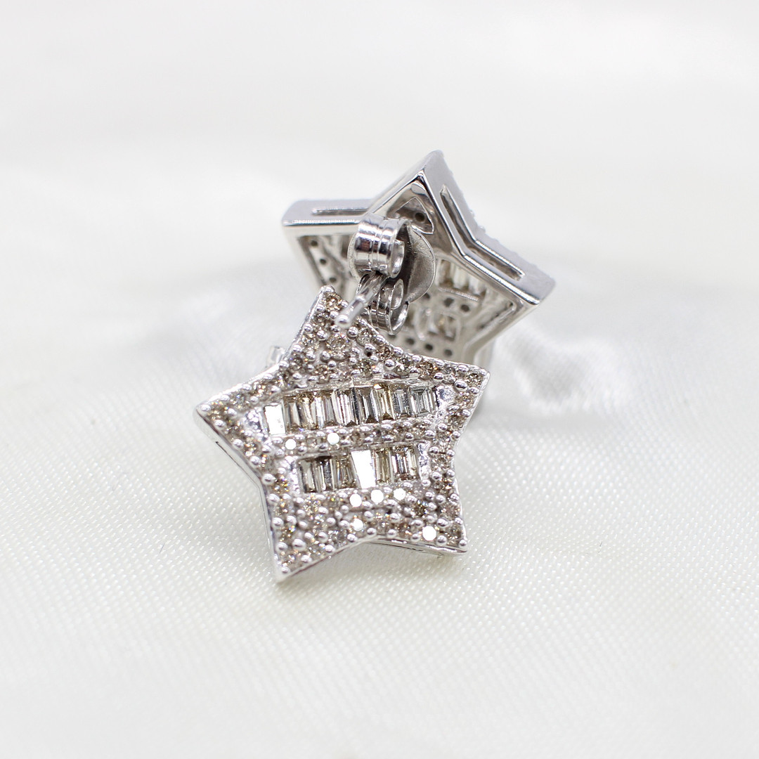 1.04CT DIAMOND STAR EAR STUDS.