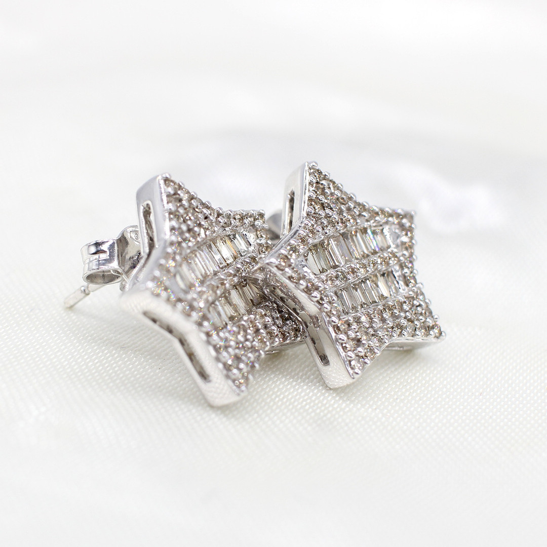1.04CT DIAMOND STAR EAR STUDS.
