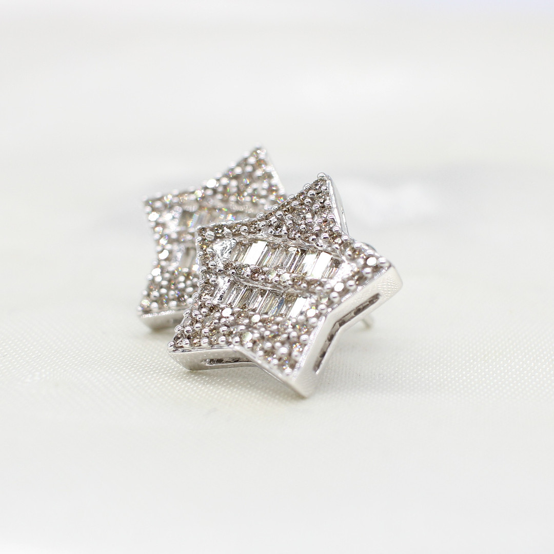 1.04CT DIAMOND STAR EAR STUDS.