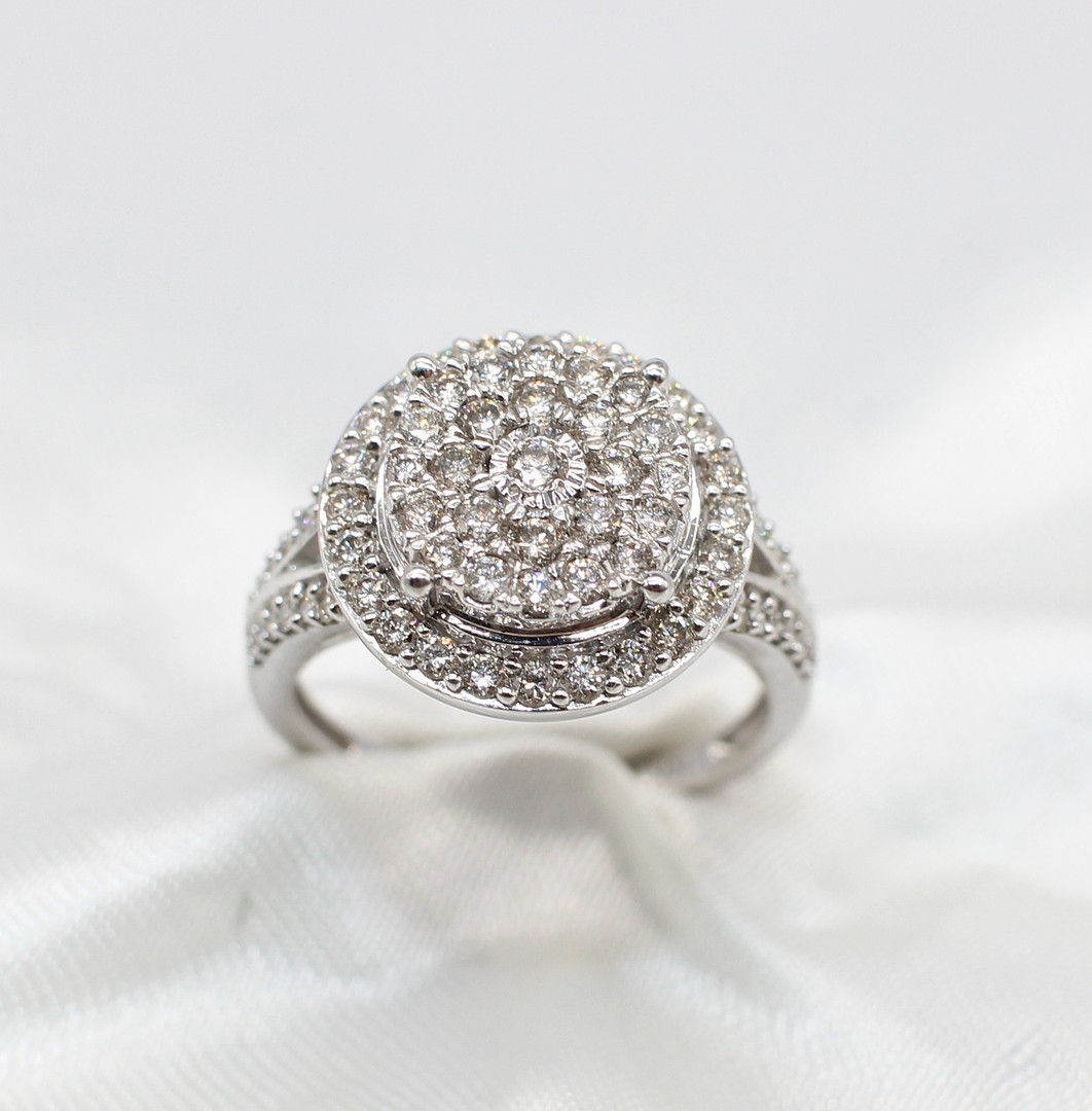 LARGE DIAMOND CLUSTER RING.
